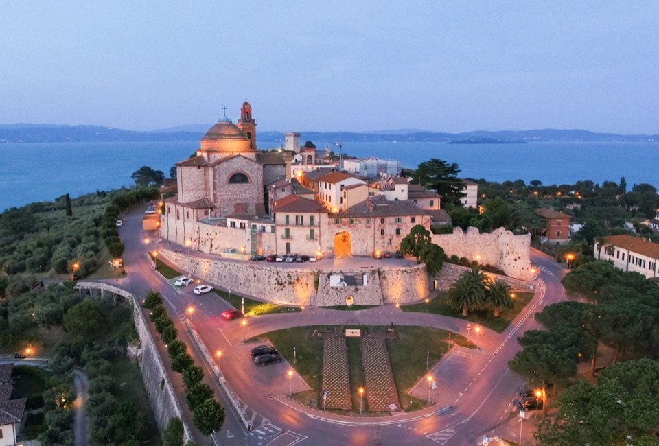 Le mura e il centro storico di Castiglione del Lago al tramonto