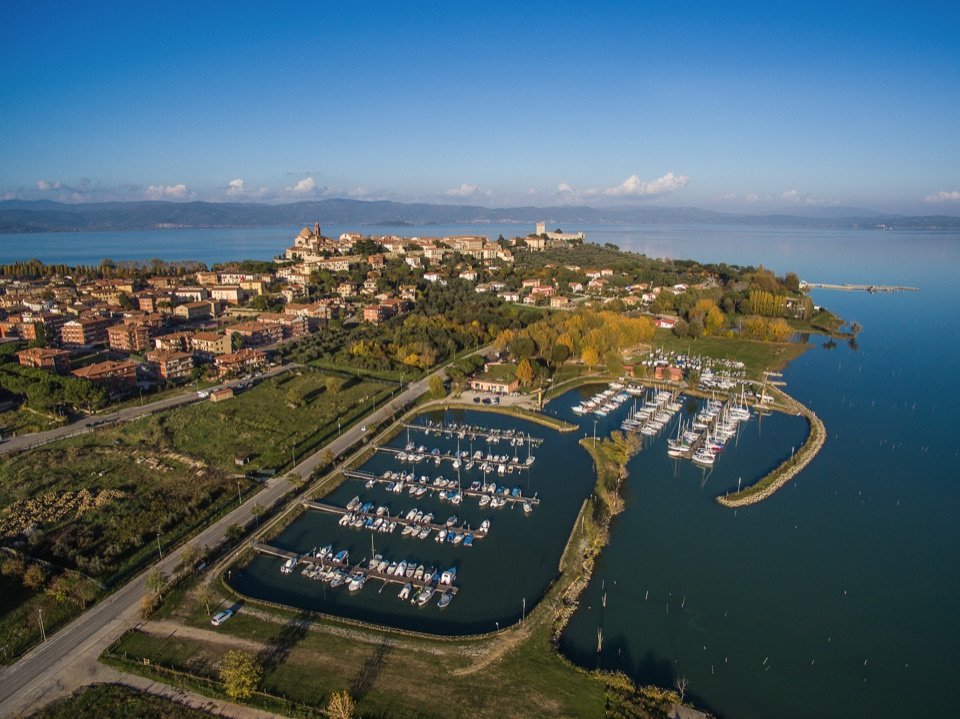 Il porto e il centro di Castiglione del Lago affacciati sul Lago Trasimeno