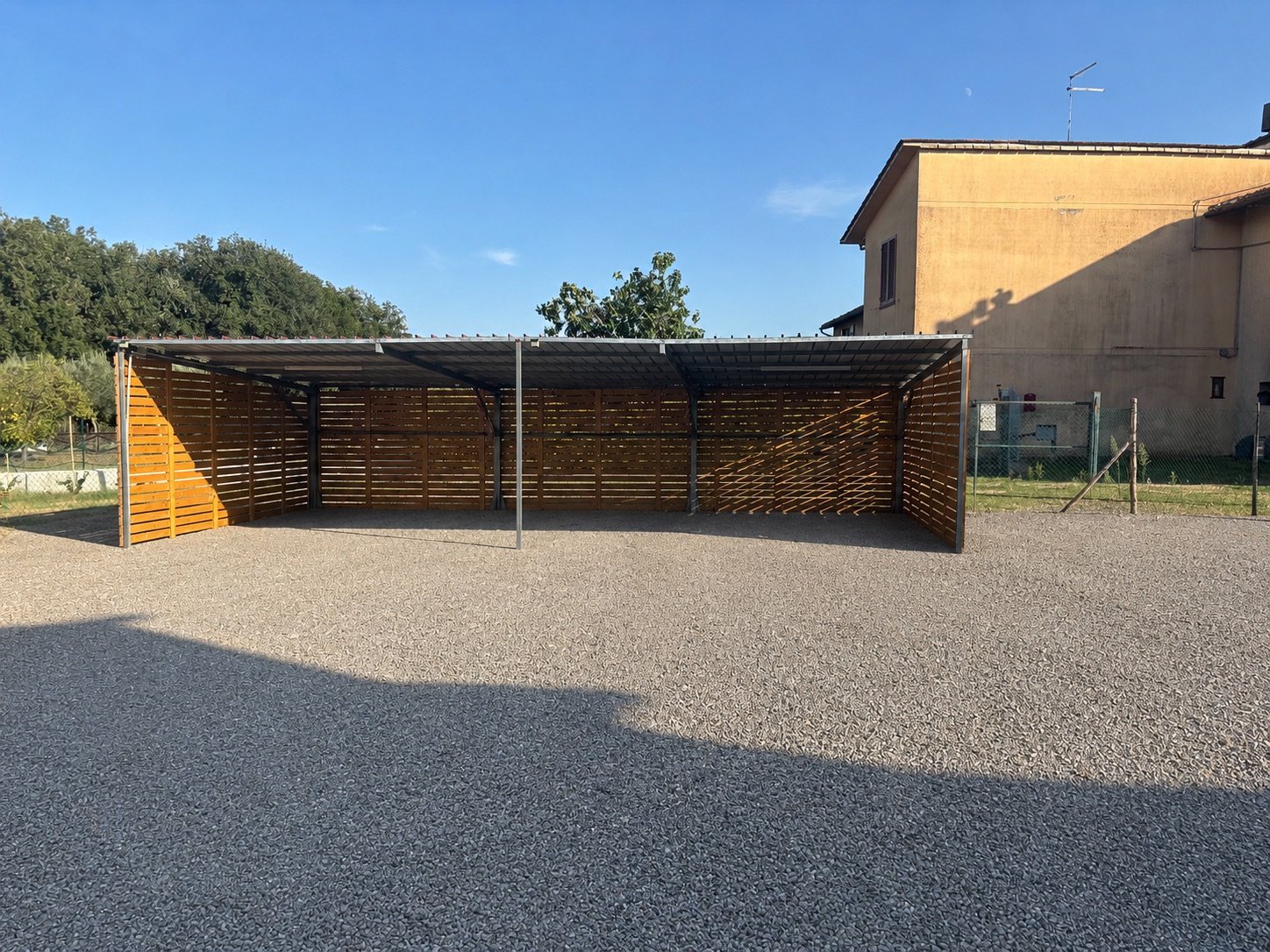 Il parcheggio coperto riservato agli ospiti di La Cuccaia