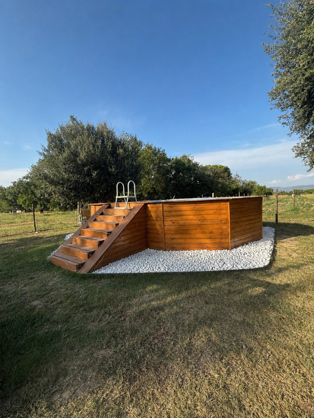 La piscina recintata di La Cuccaia immersa nella campagna