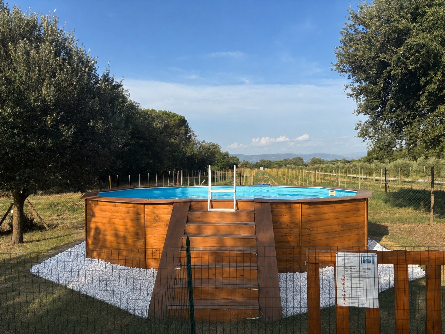 La piscina recintata di La Cuccaia vista dall’ingresso