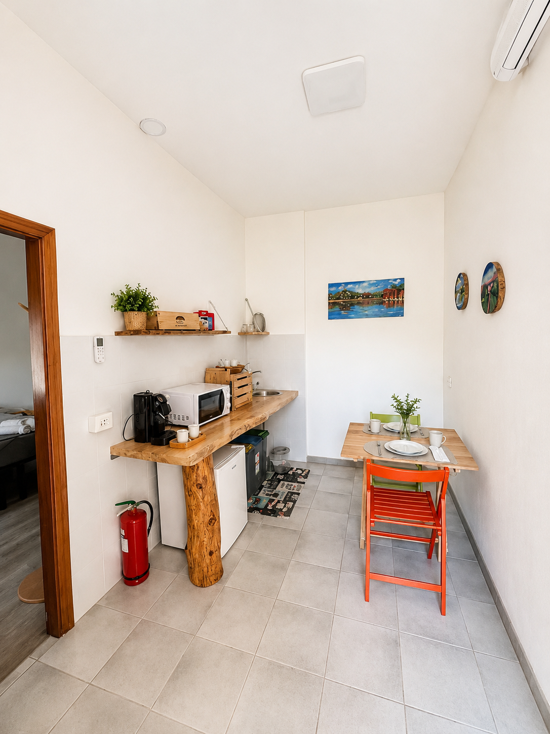 Ingresso, angolo cucina e tavolino di Camera La Quercia