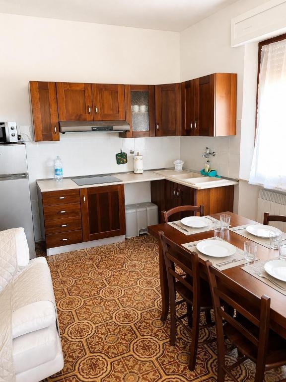 Cucina e zona pranzo di Appartamento Vista Lago