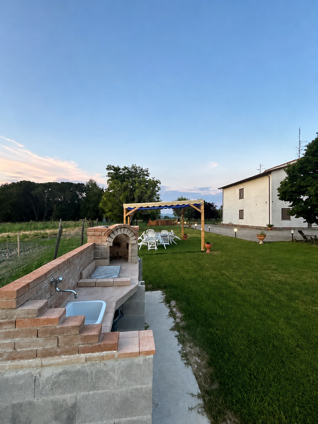 Il barbecue e la zona esterna coperta